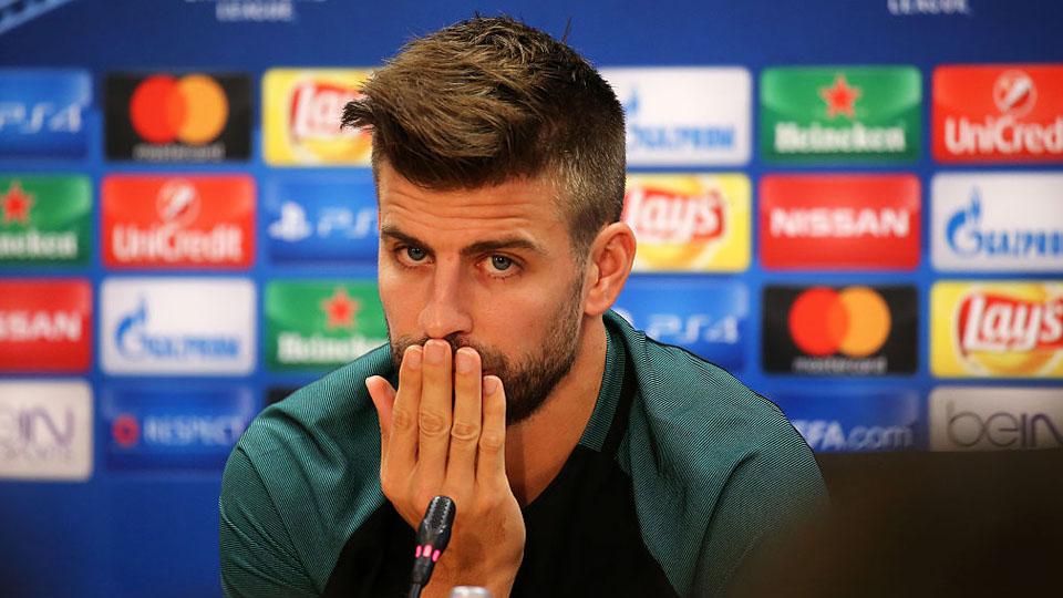 Gerard Pique dalam konferensi pers (18/10/16). - INDOSPORT